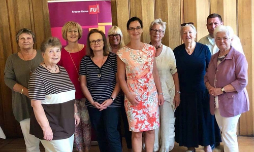 Der Vorstand mit den Gästen auf der Mitgliederversammlung. Foto: Frauen Union Stadtverband Helmstedt
