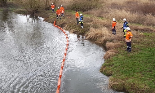 Die Feuerwehr setzte unverzüglich eine schwimmende Ölsperre. Foto: Andreas Grabow/Feuerwehr Hillerse