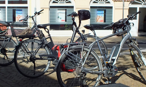 Auf dem Lindenplatz abgestellte Fahrräder mit Elektromotor. Foto: Kreisverkehrswacht Helmstedt
