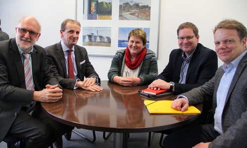 Detlef Tanke, Henning Brandes, Johanne Modder, Marcus Bosse und Christoph Bratmann beim Treffen in den Räumlichkeiten des Regionalverbandes. Foto: Wahlkreisbüro Marcus Bosse