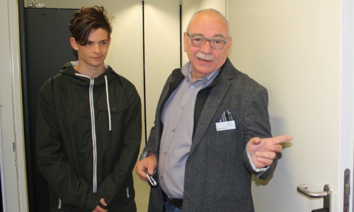  Schüler Lasse Schulte ließ sich beim Zukunftstag „Informatik im Sozialmarkt“ von Egbert Ewald, Geschäftsführer der DiaServ Braunschweig GmbH, das Rechenzentrum der Diakonie Kästorf zeigen. Foto: Diakonie Köstorf