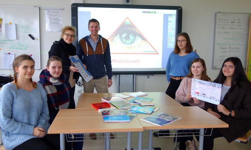 Belohnung für die Medienscouts der IGS Gifhorn: Alexa von der Brelje, Sprecherin der Sparkasse Gifhorn-Wolfsburg, überreichte Lehrer Torsten Meuche und seinen Schülerinnen Lara-Joy Boenke (v.l.), Jasmin Stephan, Leah-Jolie Wenzel, Sophie Künne und Edona Gabrica Urkunde und Scheck. Foto: Sparkasse Gifhorn-Wolfsburg