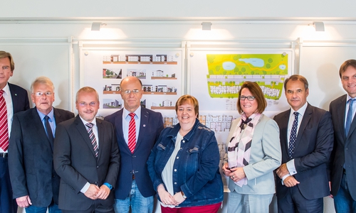Rüdiger Warnke, Vorsitzender Geschäftsführer der Nibelungen-Wohnbau-GmbH, Michael Schwarze, Ratsherr der Gemeinde Cremlingen , Stefan Thiele, Kämmerer der Gemeinde Cremlingen, Harald Koch, Ratsherr der Gemeinde Cremlingen, Nicole Palm, Aufsichtsratsvorsitzende der Nibelungen-Wohnbau-GmbH, Maren Sommer-Frohms, Geschäftsführung der Nibelungen-Wohnbau-GmbH, Ulrich Markurth, Oberbürgermeister der Stadt Braunschweig, Detlef Kaatz, Bürgermeister der Gemeinde Cremlingen, bei der Unterzeichnung im Haus der Nibelungen-Wohnbau-GmbH in der Freyastraße (v. li.).
Foto: Uwe Jungherr