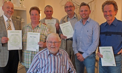 Gruppenfoto der geehrten Verkehrsteilnehmer. Julius Wulfert (Jerxheim), Birgit Krengel (Grasleben), Stefan Reinhold (Helmstedt), Helmut Packhäuser (Frellstedt), Dennis Heinze (Kreisverkehrswacht), Lutz Bretschneider (Helmstedt) und davor Achim Klaffehn (Kreisverkehrswacht). Foto: Kreisverkehrswacht Helmstedt e.V.