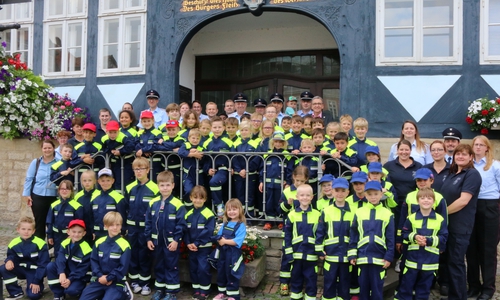 Sehen jetzt aus wie echte Feuerwehrleute: die Kinder der Wolfenbütteler Kinderfeuerwehren. Fotos: Werner Heise