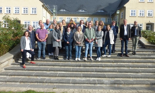 Die Teilnehmenden der Weiterbildung zusammen mit der Studiendekanin der Fakultät Soziale Arbeit, Katrine Hörsting, dem Leiter der Weiterbildung Prof. Dr. Ludger Kolhoff (Fakultät Soziale Arbeit), Sozialdezernent der Stadt Salzgitter Dr. Dirk Härdrich und Heike Busse der Stadt Wolfsburg, Geschäftsbereich Soziales und Gesundheit. Foto: Ostfalia