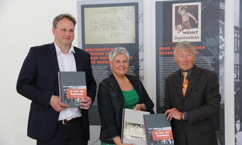 Markus Gröchtemeier (Mitarbeiter Museum Wolfenbüttel), Dr. Sandra Donner (Leiterin des Museums Wolfenbüttel) und Prof. Dr. Christoph Helm (1. Vorsitzender des Verein Kulturstadt Wolfenbüttel e.V.) (v. li.).  Fotos: Museum Wolfenbüttel