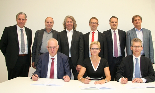 Werner Borchering, Sybille Schönbach, Dr. Frank Kästner. Von hinten links: Jürgen Hüller, Hans-Henning Oelkers, Hans-Georg Bachmann, Klaus Mohrs, Marten Bunnemann, Rüdiger Bekmann. Foto: Stadtwerke Wolfsburg