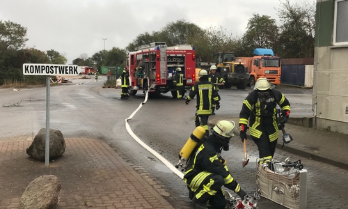 Auf dem Gelände des Entsorgungs- und Verwertungszentrums in Bornum wurde eine Großübung der Feuerwehr durchgeführt. Foto: Presseteam FF SG Oderwald – Felix Kunze