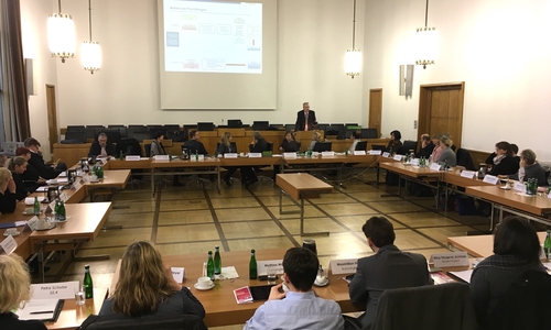 Olaf Schieseck vom Jobcenter stellte dem Integrationsausschuss die Arbeit des Flüchtlingsteams vor. Foto: Alexander Dontscheff