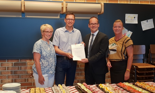 Preisübergabe in der Richters Altstadtbäckerei in Wolfenbüttel. Auf dem Foto zu sehen (v.l.): Bettina und Carsten Richter, Minister Grant Hendrik Tonne und Dunja Kreiser. Foto: Kultusministerium Niedersachsen