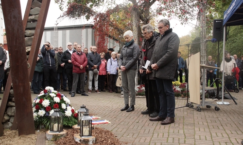 Landrätin Christiana Steinbrügge, der Erinnerer Jürgen Kumlehn und Bürgermeister Pink trauern gemeinsam vor dem jüdischen Denkmal. Anlass für die Mahnwache ist der rechtsextreme Terroranschlag in Halle am vergangenen Mittwoch. Fotos: Marvin König