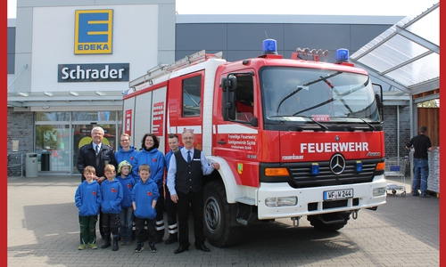 Von links: Ortsbrandmeister und erster Vorsitzender des Fördervereins der Sickter Feuerwehr Andreas Bode, die Betreuer Sandra Künne, Petra Ehrhoff und Manuel Hegner, Herr Schrader, Inhaber des Edeka Marktes Sickte; In der ersten Reihe von links: Mads Bode, Emilian Lies, Ole Künne und Jan Ehrhoff. Foto: Privat