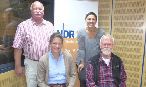 Felicitas Glitz und Hans-Werner Roloff, hinten Theodor Biegel und Martina Gilica bei der Plattenkiste. Foto: NDR