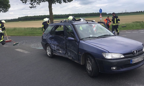 Der Peugeot wurde gegen einen Toyota geschleudert. Foto: Frederick Becker