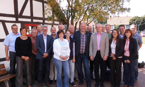 Kommunen bauen integrierten Ansatz für Flussgebiete Oker und Innerste weiter aus. Sie haben die neue Flussgebietspartnerschaft Nördliches Harzvorland in Schladen gegründet und damit den integrativen Ansatz gestärkt, der Gewässer-, Hochwasser- und weitere Umweltschutzfragen noch enger verzahnt. Die Mitglieder des Lenkungskreises rund um Sprecher Andreas Memmert 
(1. Reihe, 4. v. rechts) haben die Ausweitung der Zusammenarbeit an den Flussgebietssystemen 
von Innerste und Oker fest im Blick. Foto: Privat