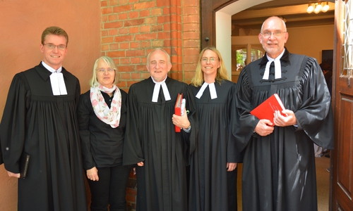 Carsten Dellert, das Ehepaar Faerber, Marion Schmager und Dr. Volker Menke vor der Kirche (v. li.). Fotos: Evangelisch-Lutherischer Kirchenkreis Peine