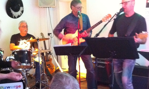 Die Rock-Docs heizen mit Klassik-Rock ein. Foto: Lebenshilfe