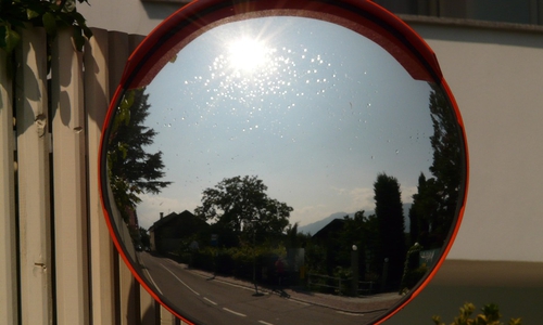 Sogenannte Trixie-Spiegel sollen an schwer einsehbaren Stellen Unfälle vermeiden. Symbolbild: Pixabay