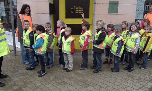 Schüler der Grundschule St. Ludgerus bei der Verkehrserziehung im Schulumfeld. Foto: Kreisverkehrswacht