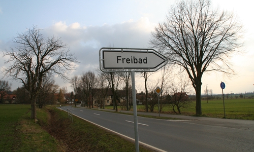 Ein Hinweisschild auf das Freibad am Elm kurz vor Hemkenrode. Foto: Privat
