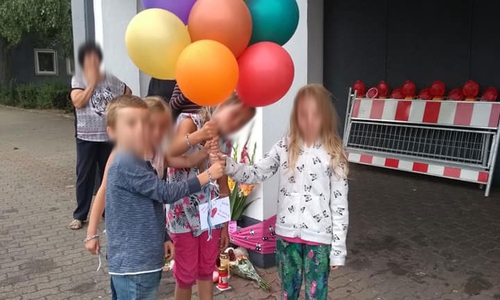  Luftballons für Leonie. Kinder bei der Mahnwache ein Jahr nach dem Busunglück. 