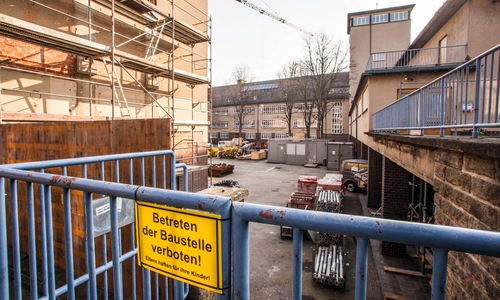Hier ist normalerweise Schluss. Am Tag der Städtebauförderung kommen Interessierte aber auch hinter den Bauzaun am Kulturmarktplatz. Foto: Stadt Goslar