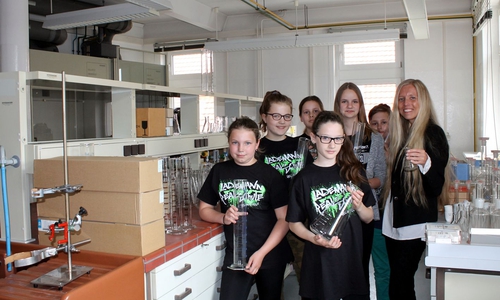 Schülerinnen und Schüler freuen sich über die Labormaterialien aus der DTA. Foto: Stadt Helmstedt