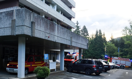 Die Bad Harzburger Feuerwehr und der Rettungsdienst waren am Dienstagmorgen erneut im Hochhauskomplex in der Kurhausstraße im Einsatz. Dort mussten sie bei der Rettung einer Person unterstützen. Foto: Feuerwehr Bad Harzburg
