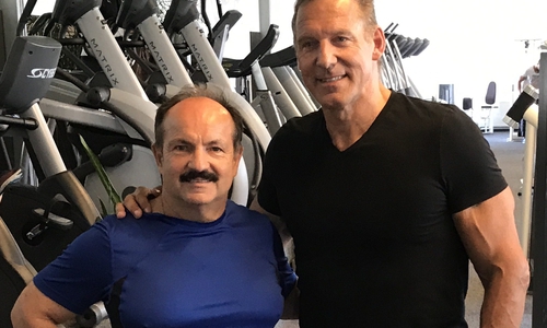 Ralf Moeller (r.) und Günter Koschig beim Videodreh im Recklinghauserner Sportstudio. Foto: WEISSER RING