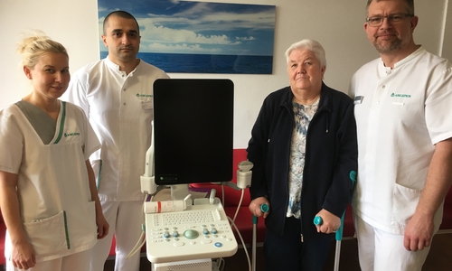 Freuen sich über die erfolgreiche Operation: von rechts: Chefarzt Ralf Koch, Patientin Edeltraud G., Oberarzt  Maksim Tsenov und Gefäßassistentin Sonja Fuchs. Foto: Asklepios Harzkliniken