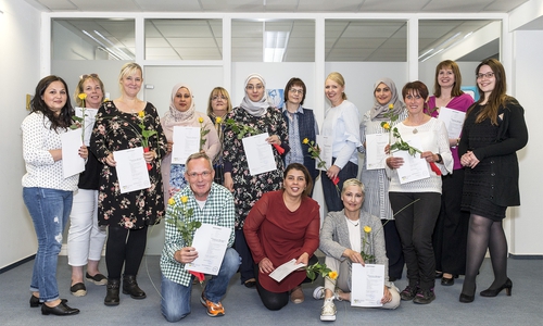 Freuten sich über die erfolgreich absolvierte Weiterbildung: 15 neue Pädagogische Mitarbeiter/innen erhielten am Samstag in der VHS Wolfsburg ihre Zertifikate. Foto: Bildungshaus Wolfsburg