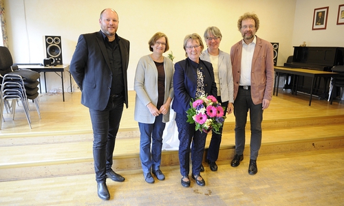 Eva Birthler (mitte) wird vom Vorstand des Familienzentrums (v.l.n.r.)
Pfr. Matthias Eggers, Dr. Christine Neumann, Dr. Ursula Bilitewski und
Pfr. Andreas Riekeberg verabschiedet. Foto: Wolfgang Rassl