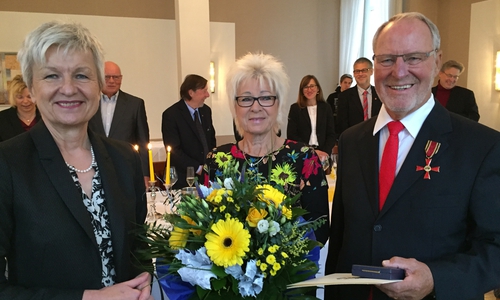 Landrätin Christiana Steinbrügge, Heidemarie Jordan und Lutz-Werner Jordan bei der Verleihung des Bundesverdienstkreuzes. Fotos: Anke Donner 