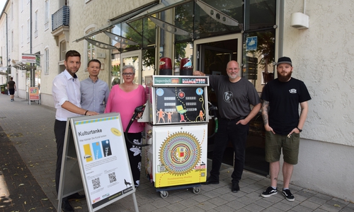 Freuen sich auf das digitale Kunstprojekt zum Stadtfest: Dennis Weilmann, Dezernent für Digitales und Kultur, Kai Kronschnabel (DIGES Wolfsburg e.V.), Monika Kiekenap, städtisches Kulturwerk, Christoph Steindorff und Sebastian Kern, beide DIGES Wolfsburg e.V. Foto: Stadt Wolfsburg