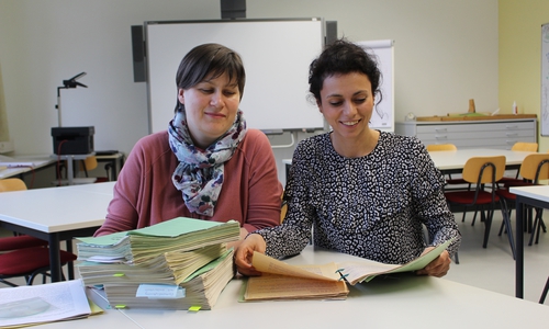 Steffi Crain (links) und Anita Placenti-Grau (rechts) vom Institut für Zeitgeschichte und Stadtpräsentation mit der Archivalie des Monats. Foto: Christoph Böttcher.