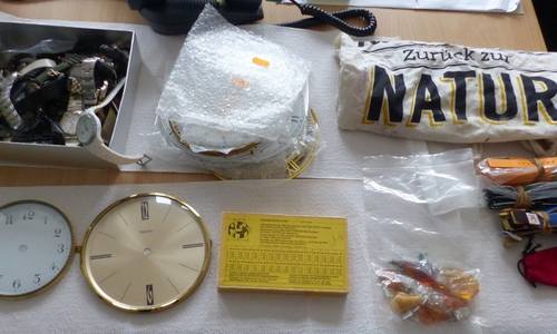 Uhrenzubehör aus dem blauen Beutel. Foto: Polizei Wolfsburg