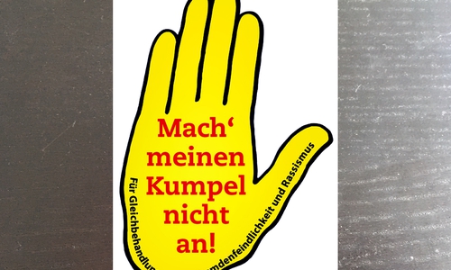 Die gelbe Hand zeigen – gegen Fremdenfeindlichkeit und Diskriminierung im Beruf. Beim gleichnamigen Wettbewerb können Azubis und Berufsschüler mitmachen, die ein eigenes Projekt auf die Beine gestellt haben. Das Motto: „Mach meinen Kumpel nicht an!“ Einsendeschluss ist der 15. Januar. Grafik: www.gelbehand.de