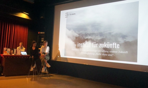 Mitwirkende des instituts für zukünfte schließen den Kinotag mit einer interaktiven Abstimmung ab. Foto: institut für zukünfte
 