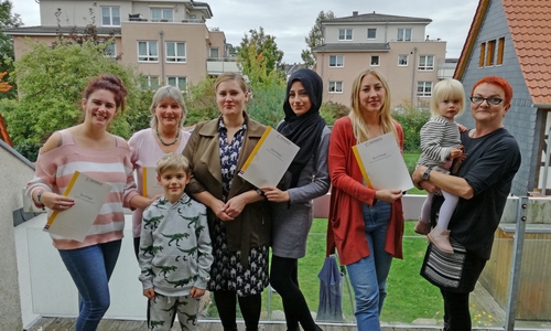 Angelina Tschepella, Brigitte Floto, Kerstin Wassmann (Kreisvolkshochschule Peine), Zeinab Ramadan, Christina Ali, Tanja Bremer (Familien- und Kinderservicebüro) und Kinder. Foto: Landkreis Peine 