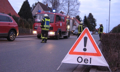 Die Feuerwehr Flechtorf wurde gestern Abend um 18.23 Uhr zu einer Betriebsmittelspur in die Raiffeisenallee in Flechtorf alarmiert. Foto: Feuerwehr Flechtorf