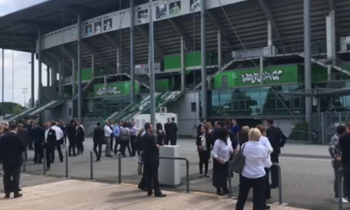 Die VW-Arena wurde kurz vor dem Start der Pressekonferenz zur Bundesligarelegation evakuiert. Foto/Video: Jens Bartels