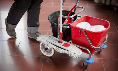 Wer als Reinigungskraft arbeitet und nicht in der Gewerkschaft ist, dem drohen ab Januar deutliche Lohneinbußen. Davor hat die IG BAU gewarnt. Foto: IG BAU