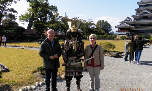 Im traditionsbewussten Japan treten die Museumsführer in der zum Objekt passenden Kleidung auf, wie dieser Samurei ( Kämpfer), der Sibylle und Wolfgang Beyer auf ihrer Japanrundreise durch eine Burg führte. Foto: Privat