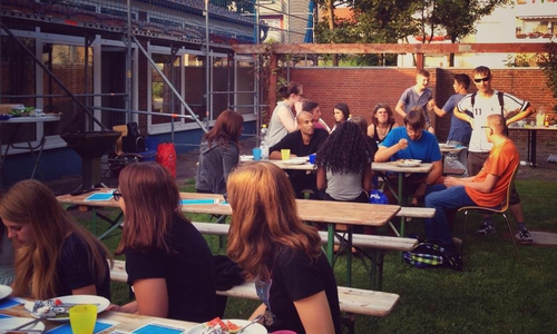 Die Teilnehmer des Jugendgottesdienstes SPOTLIGHT beim gemeinsamen Grillen. Foto: Privat