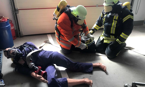 Die Puppe diente als Übungspartner. Foto: Freiwillige Feuerwehr Hohenhameln