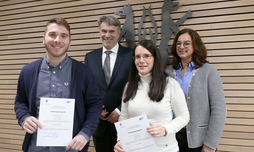 Erster Kreisrat Henning Heiß und Dr. Tatjana Shobeiry Fard gratulierten Wibke Ewald und Julian Kowalski zur bestandenen Prüfung als Gesundheitsprüfer.
Foto: Landkreis Peine