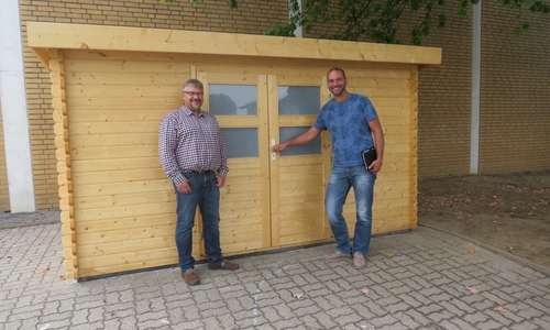 Spielmaterial-Hütte in Essenrode mit Schulleiter Frank Lange und Bauamtsleiter Marco Schulz. Foto: Gemeinde Lehre