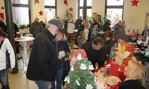 Weihnachtlich geschmückte Stände bieten kulinarische Köstlichkeiten und Kunsthandwerk. Foto: DR. FONTHEIM