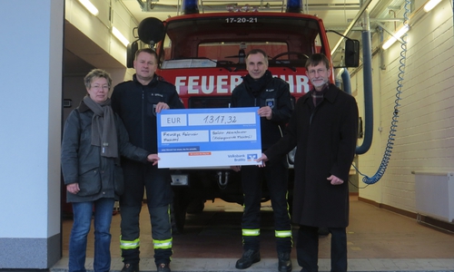 Freuten sich über die Spende: Ute Piepenschneider (von links), Ortsbürgermeister Ralf Sprang, stellv. Ortsbürgermeister Martin Löhr, Pfarrer Siegfried Neumeier